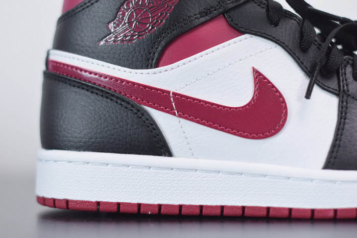 air jordan 1 mid bred toe 554724-066