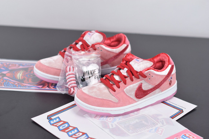 nike sb dunk low strangelove skateboards ct2552-800