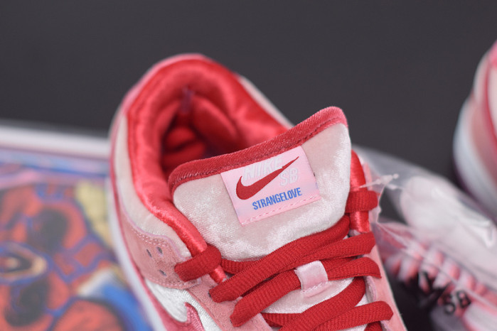 nike sb dunk low strangelove skateboards ct2552-800