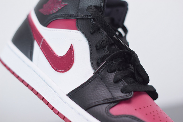 air jordan 1 mid bred toe 554724-066